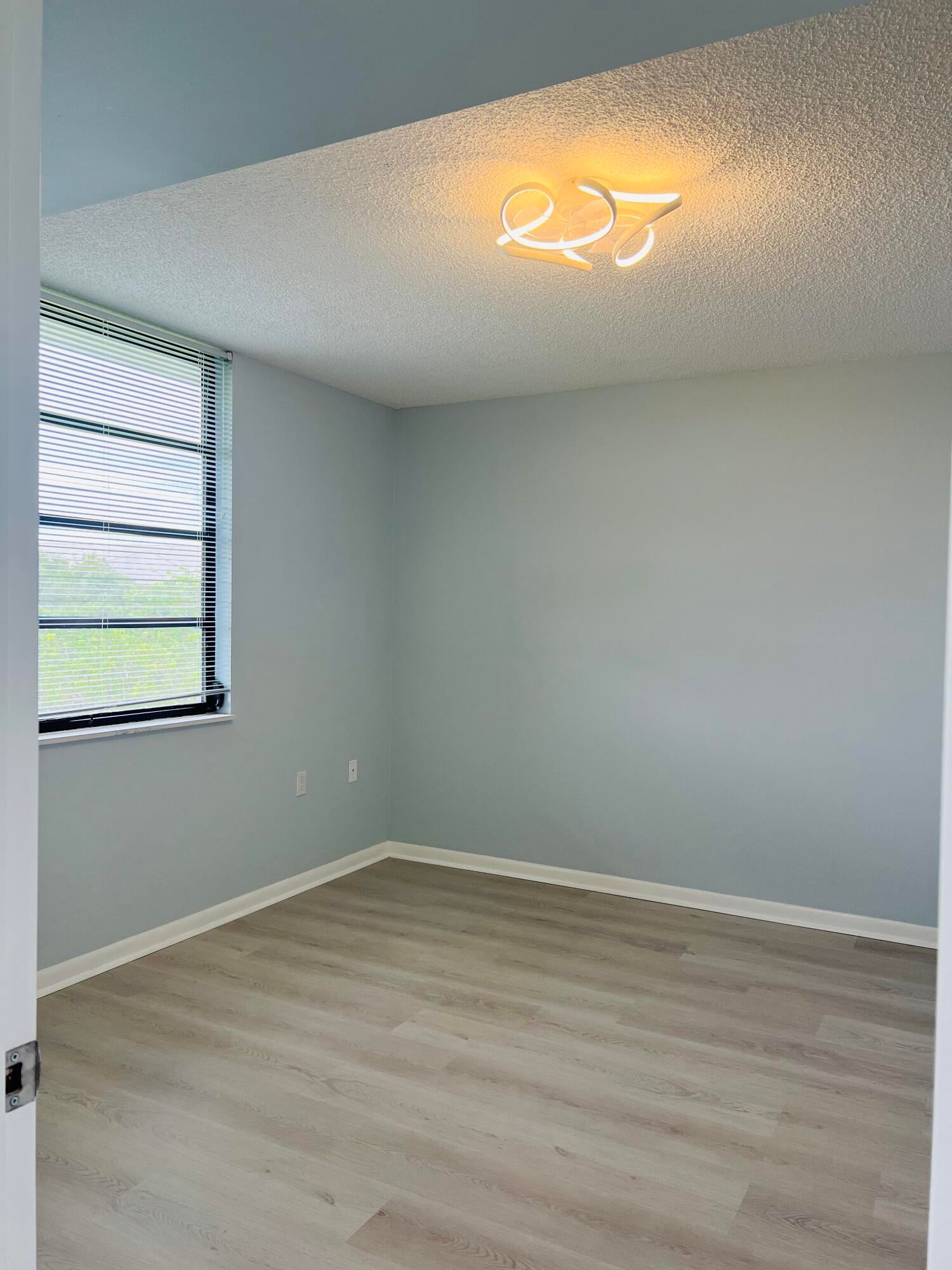Unit 404 photo 15