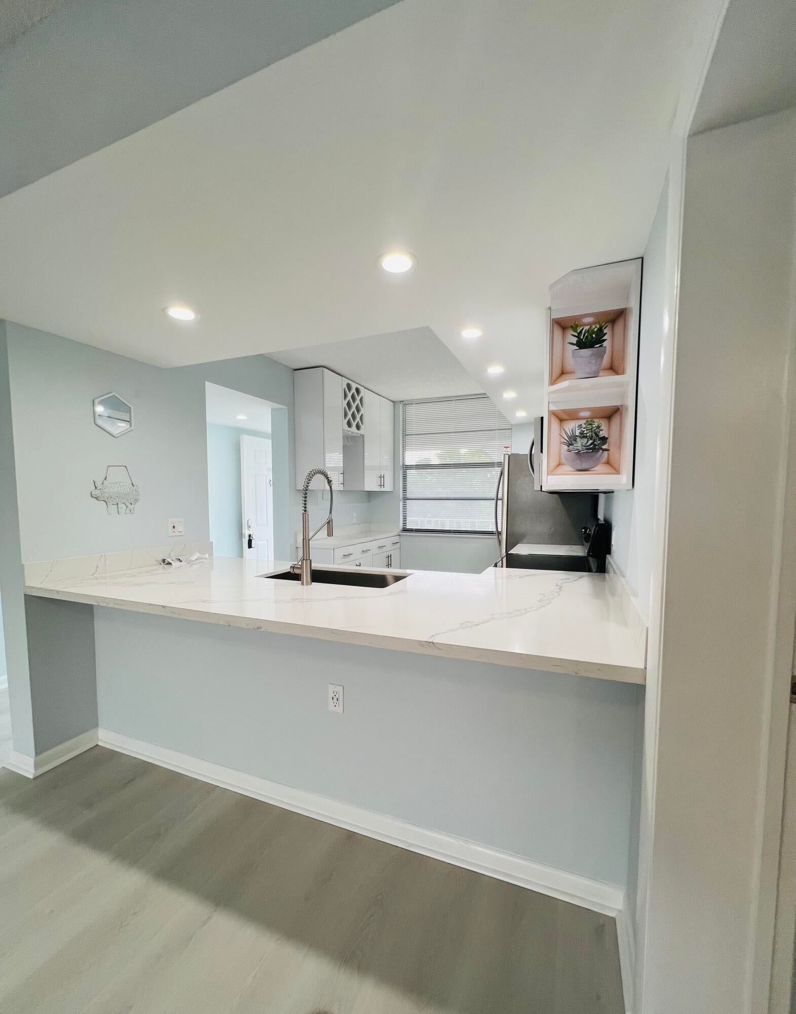 Unit 404 photo 23