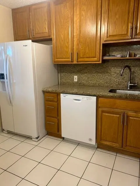 Unit 305 photo 3
