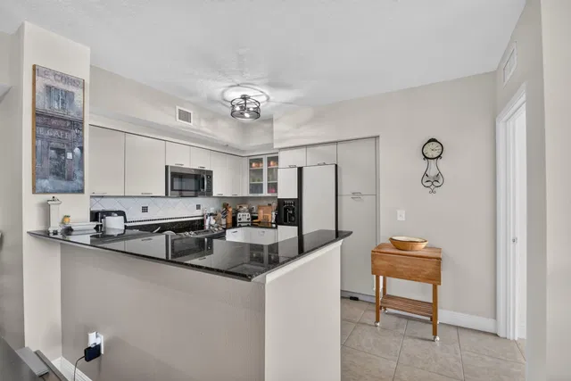 Unit 410 photo 6