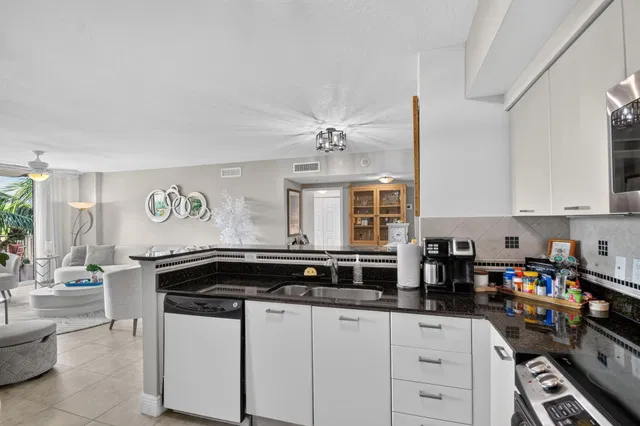 Unit 410 photo 9