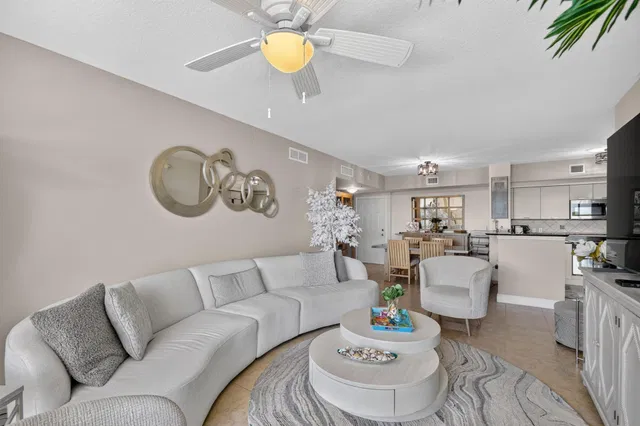 Unit 410 photo 16