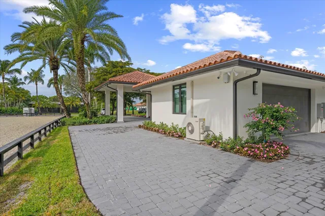 Residence photo 76
