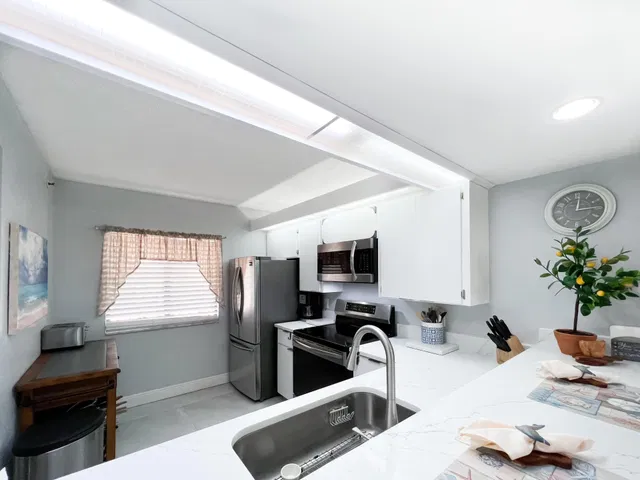 Unit 202 photo 4