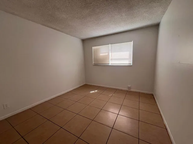Unit 0020 photo 17