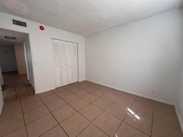 Unit 0020 photo 18