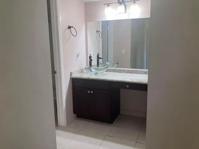 Unit 1616 photo 22