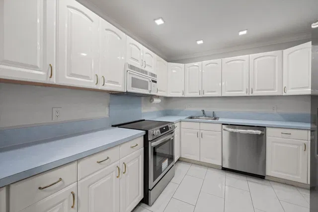 Unit 208 photo 4