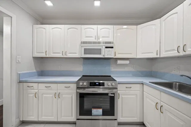Unit 208 photo 6