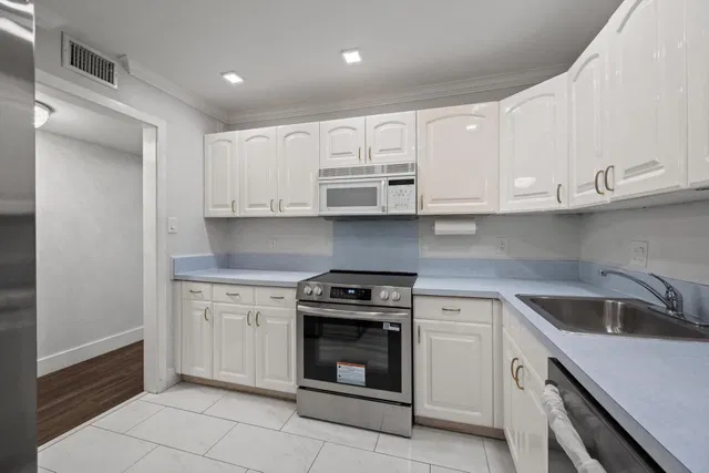 Unit 208 photo 7