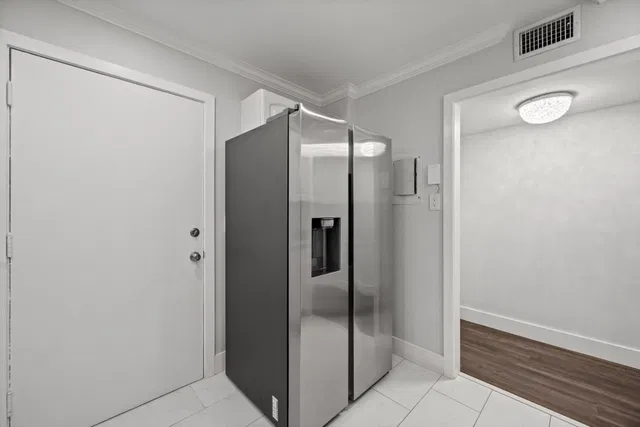 Unit 208 photo 8