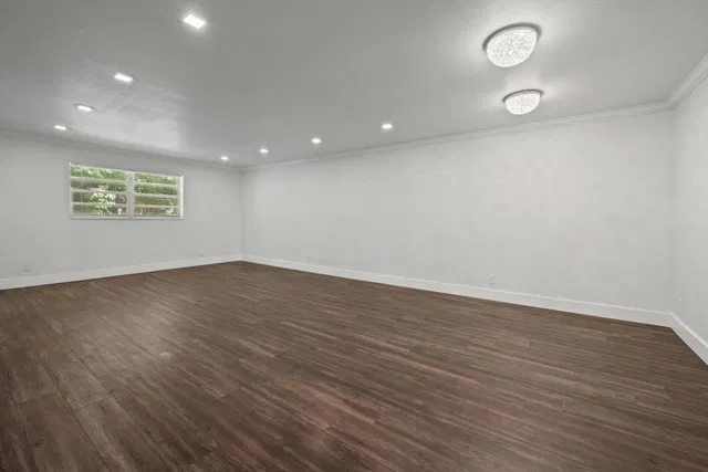 Unit 208 photo 11