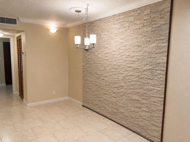 Unit 308 photo 3