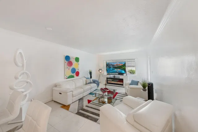 Unit 206 photo 4