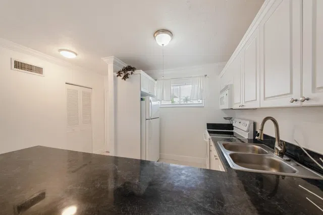Unit 206 photo 8