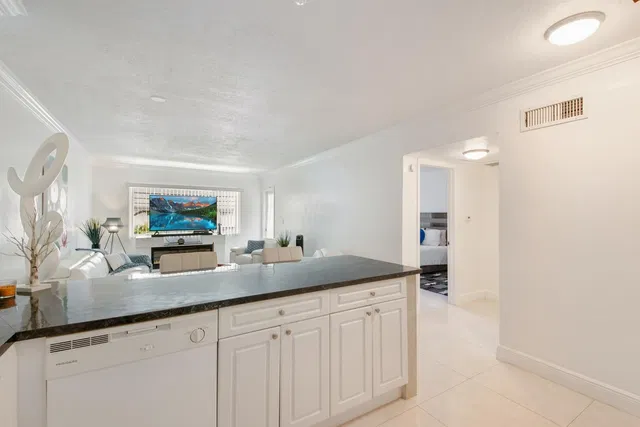 Unit 206 photo 10