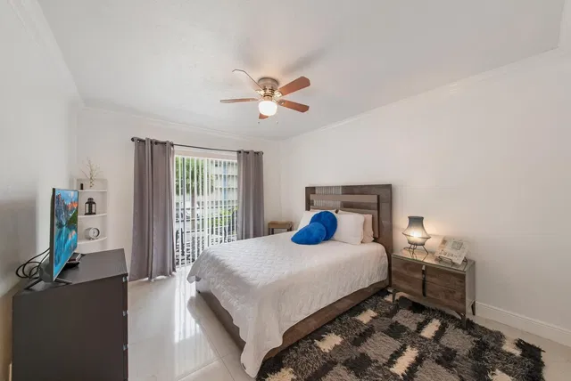 Unit 206 photo 11