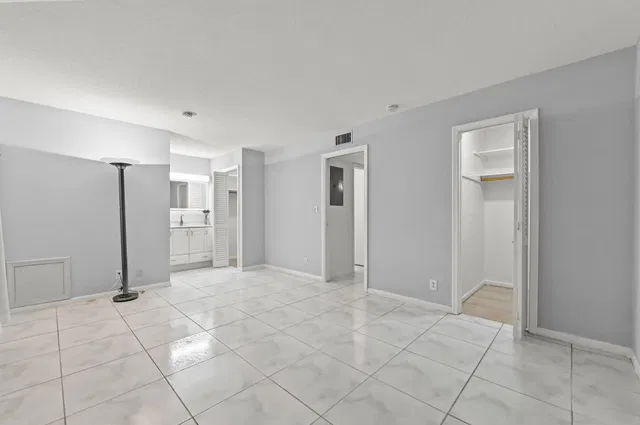 Unit C photo 16