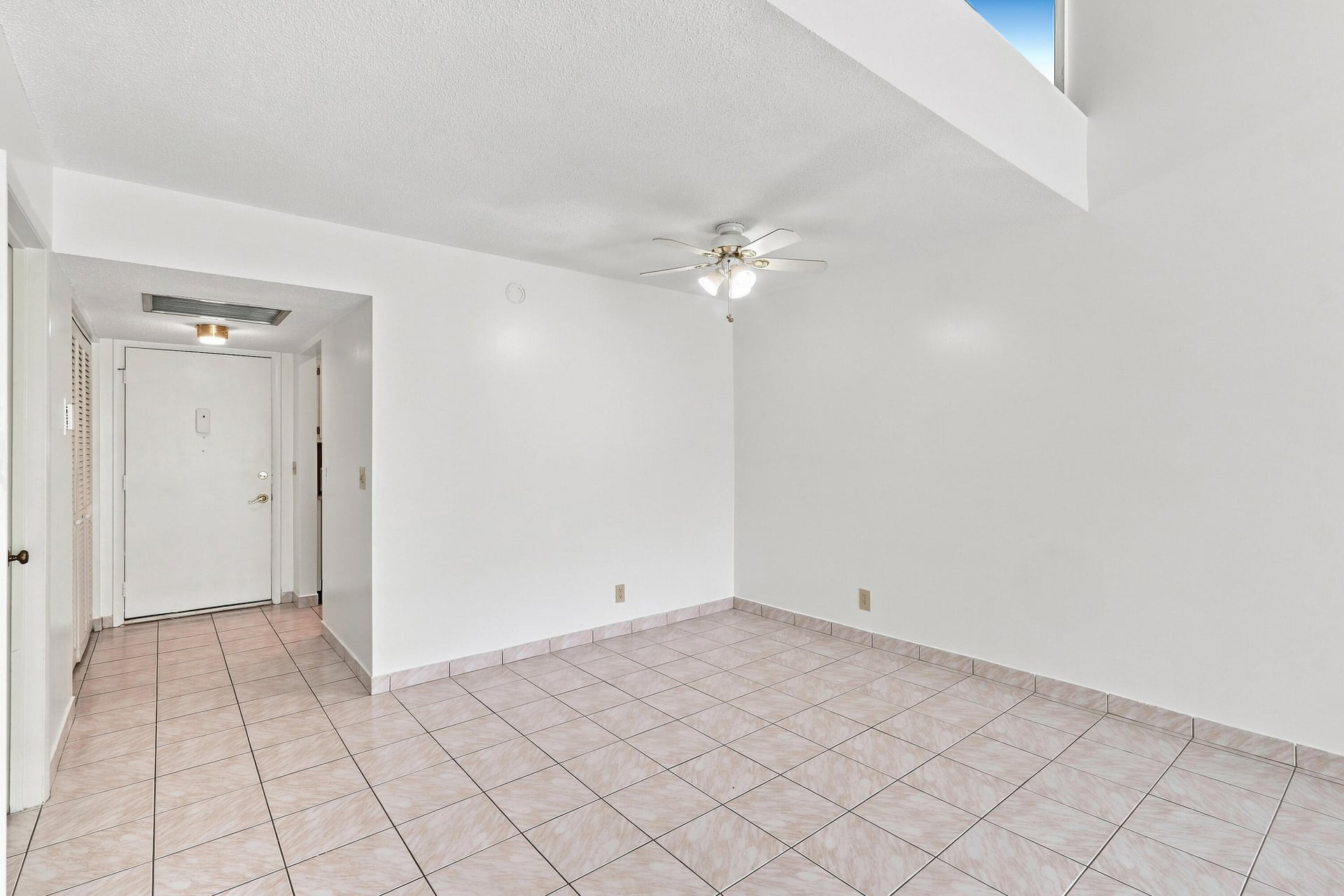Unit 137 photo 10