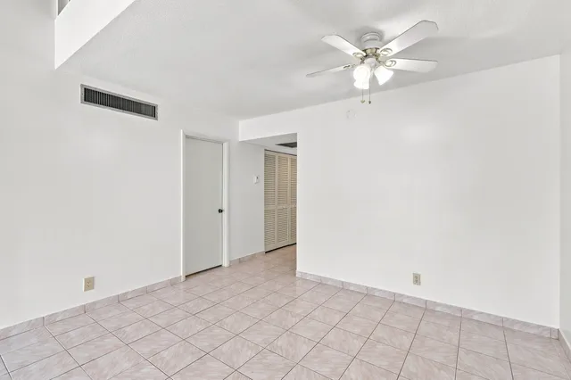 Unit 137 photo 11