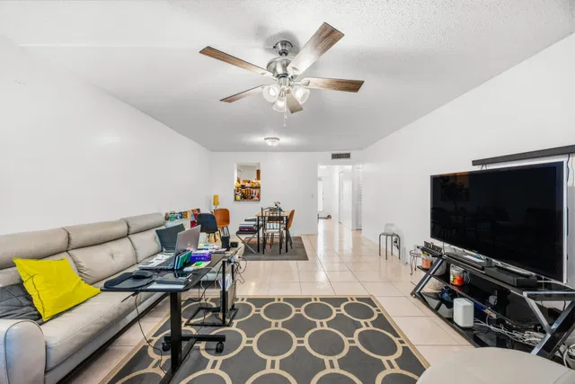 Unit 1070 photo 5