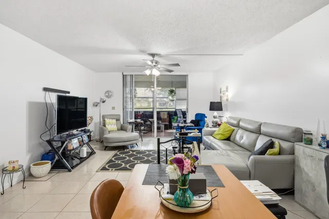 Unit 1070 photo 6