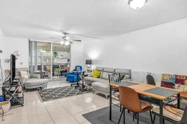 Unit 1070 photo 7