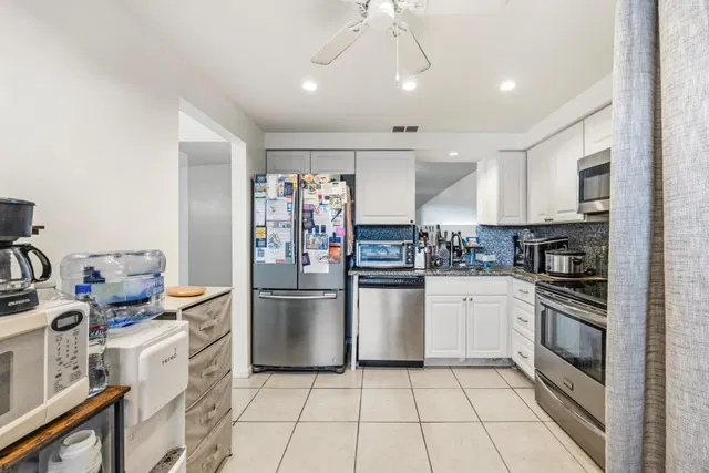 Unit 1070 photo 10