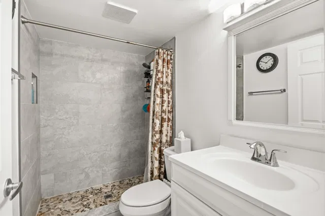 Unit 1070 photo 12