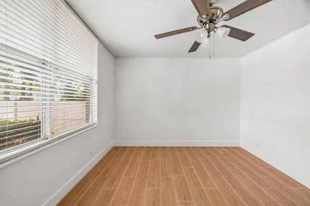 Unit 1070 photo 15