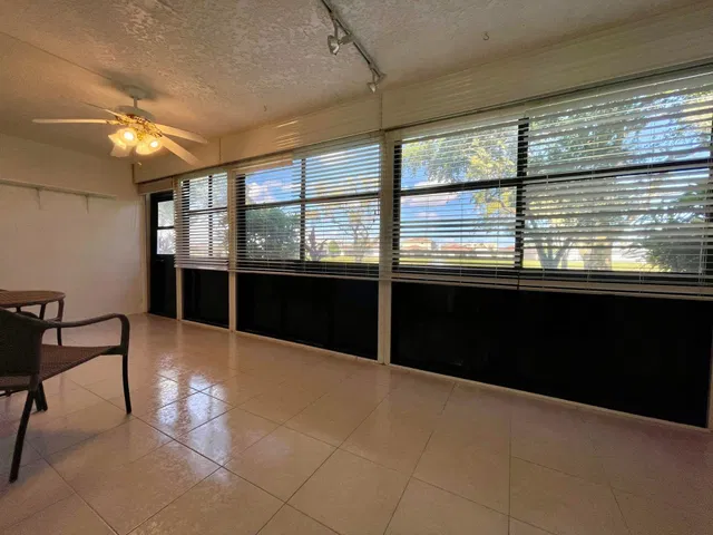 Unit 1070 photo 19