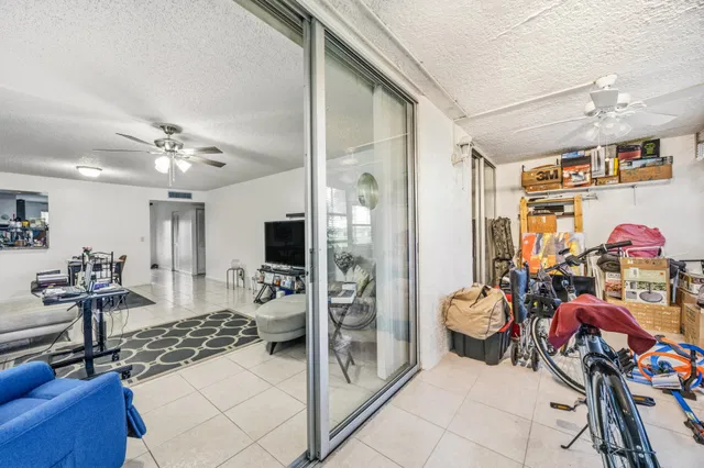 Unit 1070 photo 21