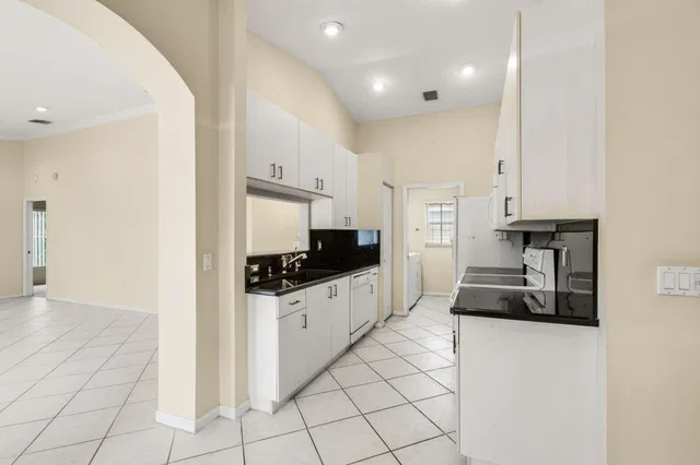  Residence photo 30