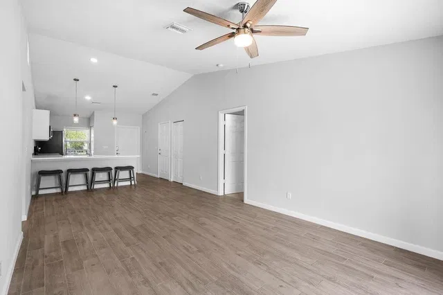  Residence photo 8