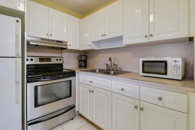 Unit 109 photo 11