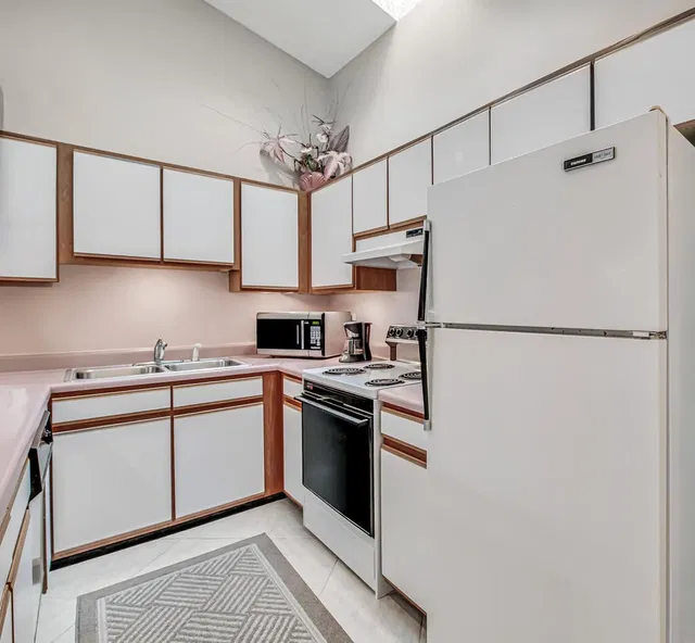 Unit 202 photo 10