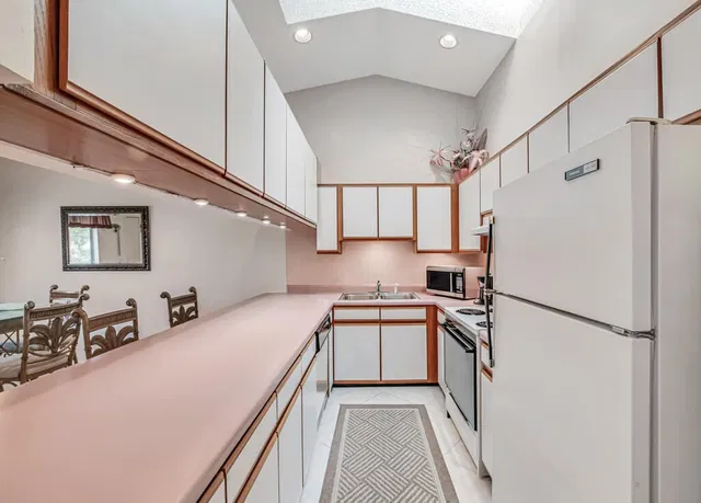 Unit 202 photo 11