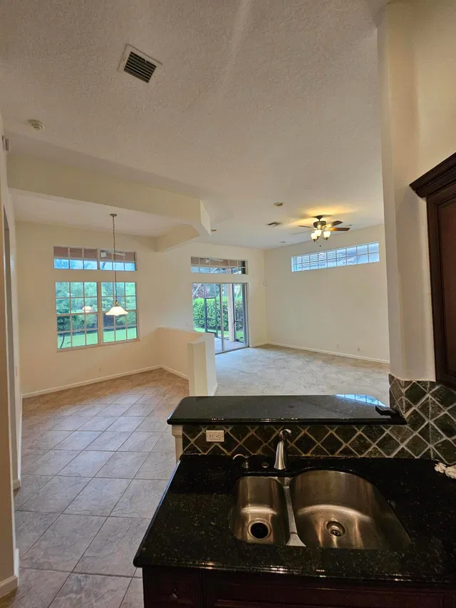  Residence photo 5