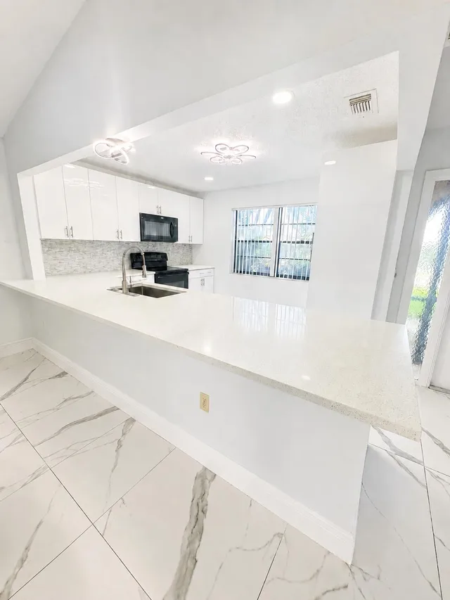 Unit 23 photo 11