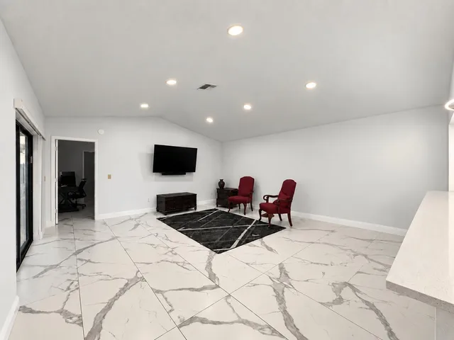 Unit 23 photo 15