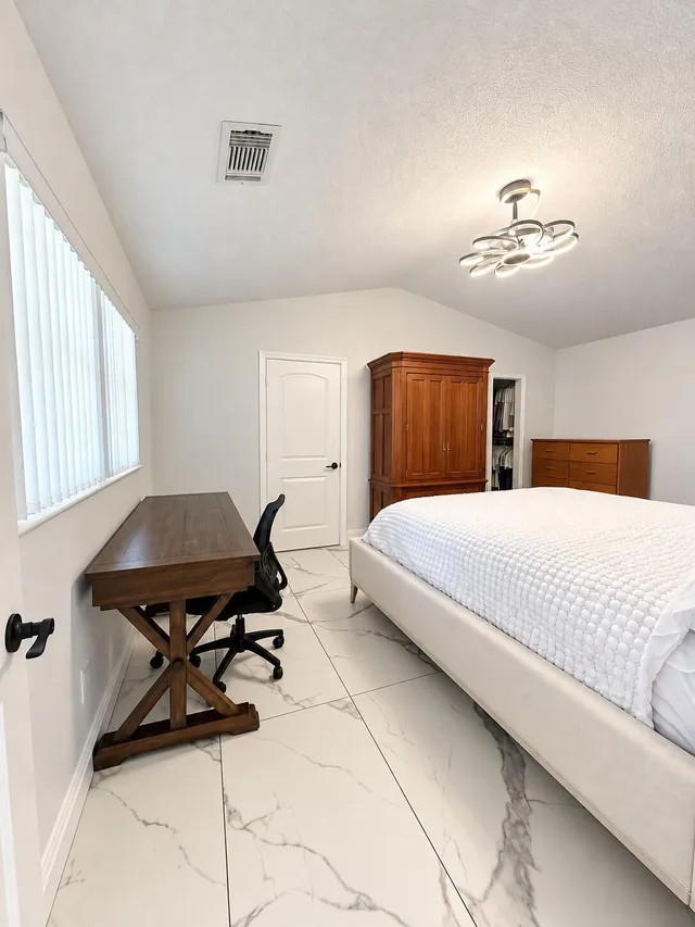 Unit 23 photo 18