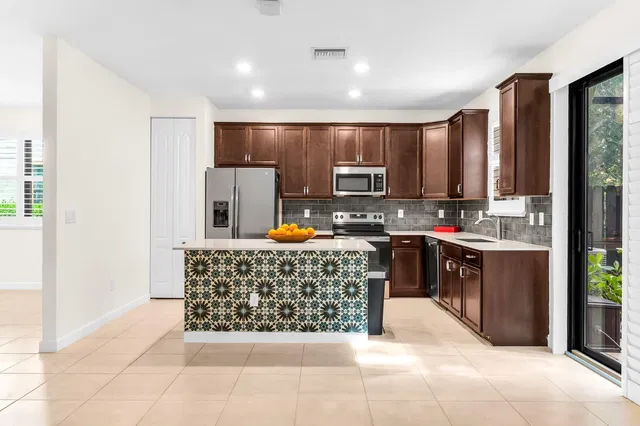  Residence photo 4