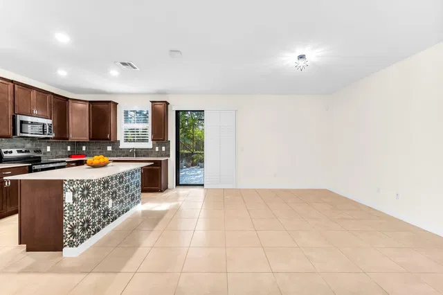  Residence photo 6