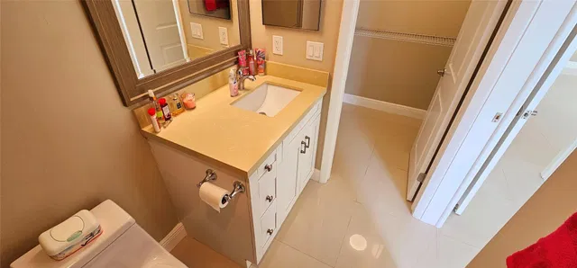 Unit H photo 16