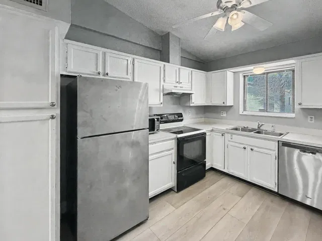 Unit 210 photo 4