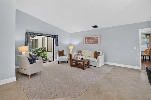 Residence photo 3