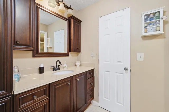 Unit 102 photo 7