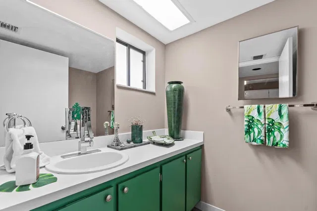 Las Verdes III Unit 316 photo 4