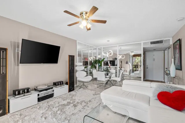 Las Verdes III Unit 316 photo 9