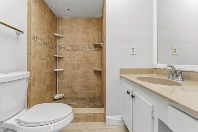Unit 208 photo 21